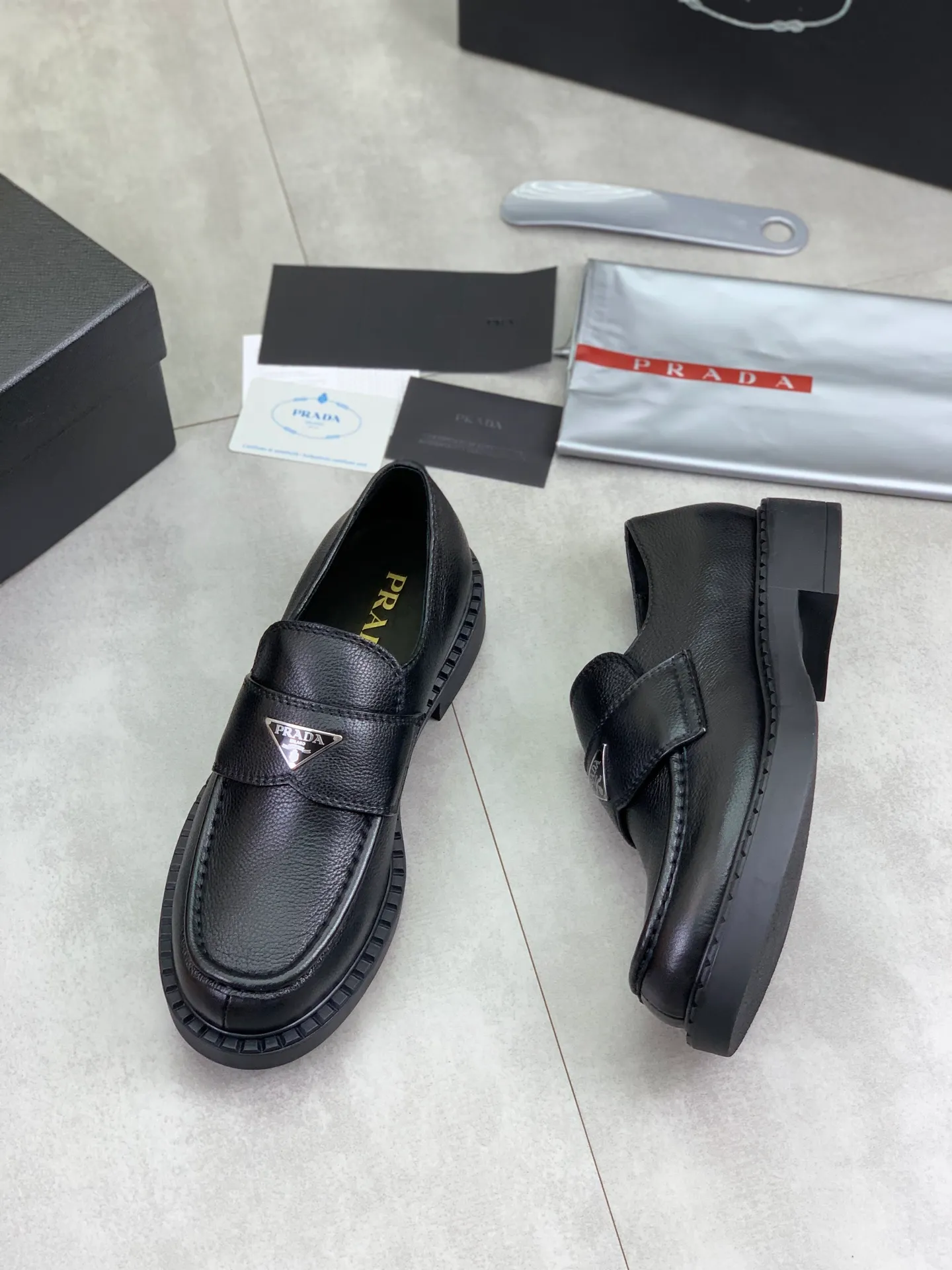 Factory price P800 💰Original quality, top version🔱 ＰＲＡＤＡPrada. Men's business casual leather shoes, top quality cow leather. 1:1 shipment ⬆️Luxurious and noble, all made of imported original first-layer fine suede cowhide, just to create a more comfortable wearing experience. Upper: original comfortable open-edge bead-rubbed calfskin ➕Top imported water-dyed full cow lining, original high-end lightweight and comfortable TPU combination bottom ✔️Code number: 39-44 (38 45 Can be customized)